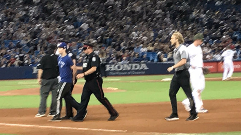 Illustration for article titled Blue Jays Idiot On The Field Runs Out In Middle Of Live Play